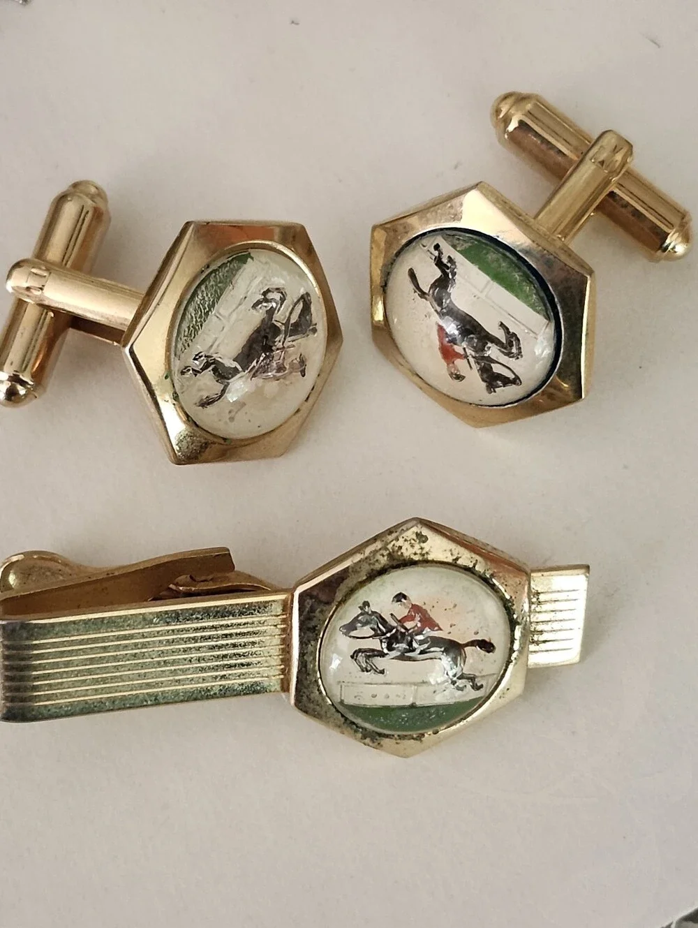Vtg Mr. Tara Gold-Tone Horse Racing Cufflinks and Tie Clip Set-brown & Green